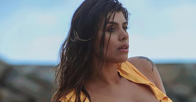Ex-BBB Franciele Grossi posa só de biquíni e mostra barrigão de 8 meses: “Curvas mais lindas”