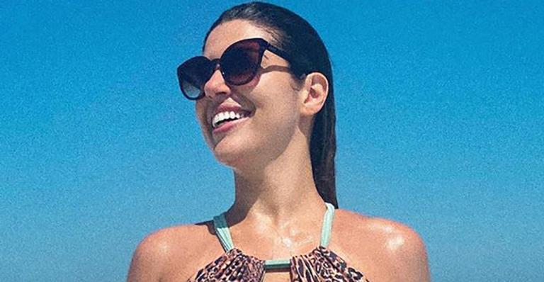 Ex-BBB Vivian Amorim eleva a temperatura ao ostentar corpão escultural só de maiô: “Mulherão”