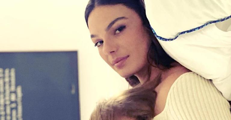 Isis Valverde apaixona seguidores ao exibir fofura e estilo do filho, Rael: ”Bom dia!”