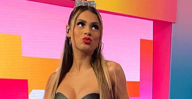 Lexa dispensa sutiã e elege look atrevido para aparição em programa de TV: “Maravilhosa”