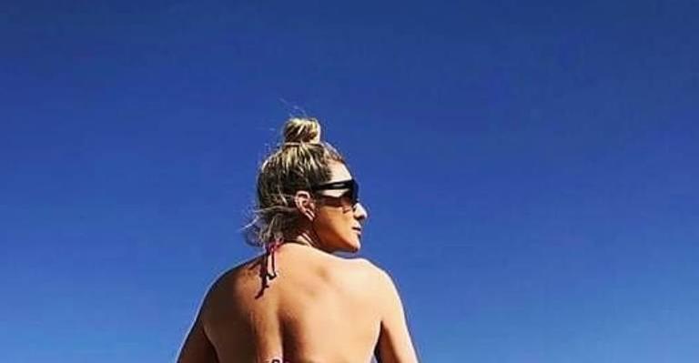 Em meio à natureza, Lívia Andrade empina bumbum e eleva temperatura