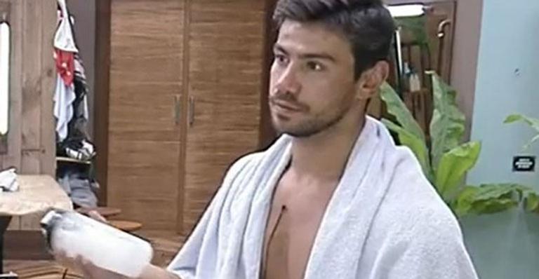 A Fazenda 12: Mariano desfila de sunga após treinar e fãs elogiam os atributos: “Tudo isso?”