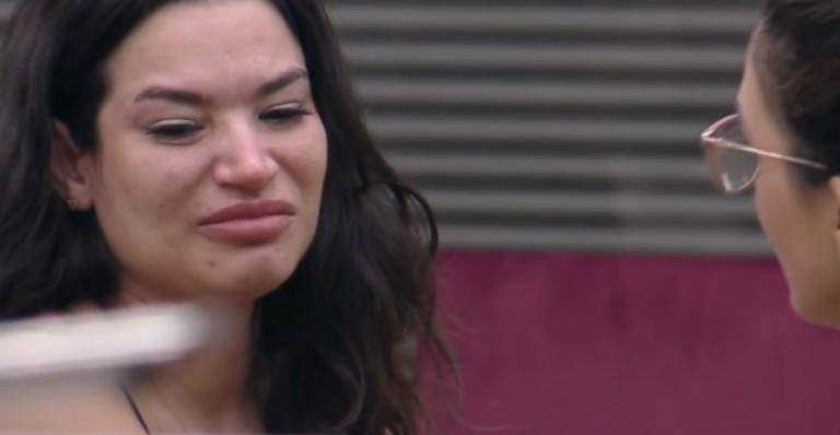 A Fazenda 12: Raissa Barbosa chora e confessa para Luiza Ambiel que teve vontade de desistir