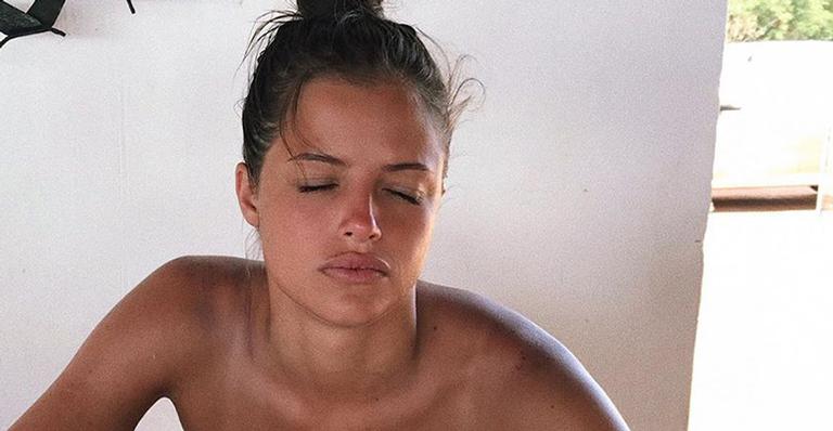 De biquíni sem alças, Agatha Moreira surge dourada pelo sol e com cara de emburrada