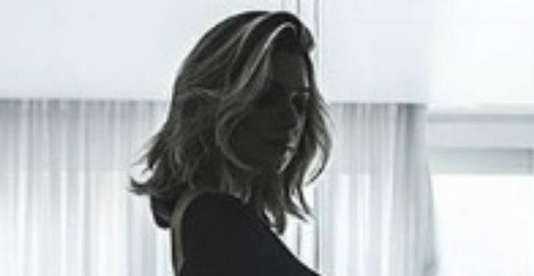 Aos 47 anos, Letícia Spiller surge deslumbrante de maiô e ostenta curvas esculturais: “Que corpo é esse?”