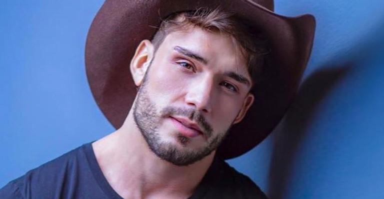 Ex-Fazenda Lucas Viana deixa calça aberta e posa com cueca à mostra: “Esse zíper vai matar a gente”