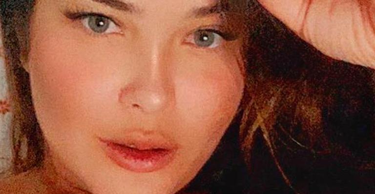 Sem sutiã, Geisy Arruda sensualiza na cama com decote gigante e esquenta clima: “Sensualidade inconfundível”