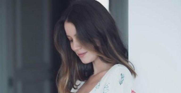 Gravidíssima, Nathalia Dill acaricia a barriga de 6 meses: “Vou morrer de amor com essa foto”