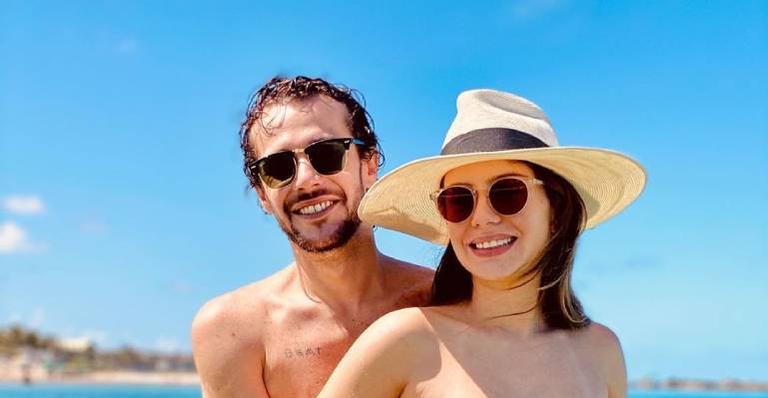 À espera do primeiro filho, Jayme Matarazzo exibe barrigão da esposa: “Papai ama muito”