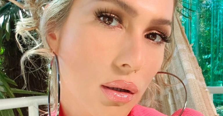 Lívia Andrade sensualiza em rede no quintal e mostra curvas em jeans colado: “Parece que foi desenhada”