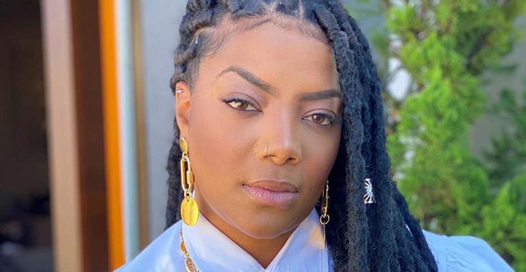 Ludmilla posa com a camisa aberta e deixa sutiã transparente de fora em clique ousado: “Patroa”