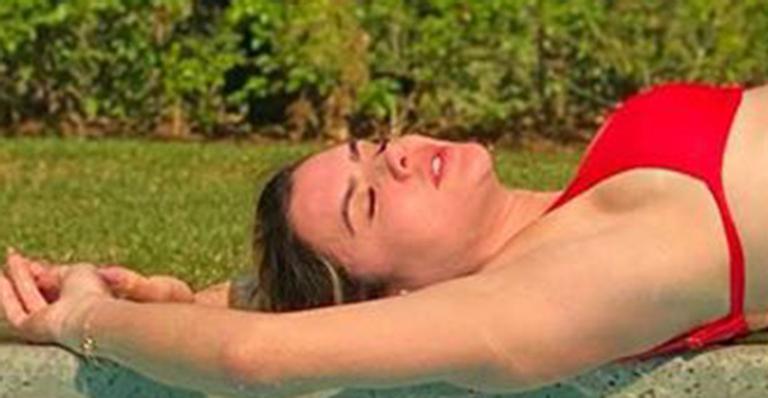Essa cintura é real? Mirella Santos surge poderosa na piscina de sua mansão: “Agindo naturalmente”