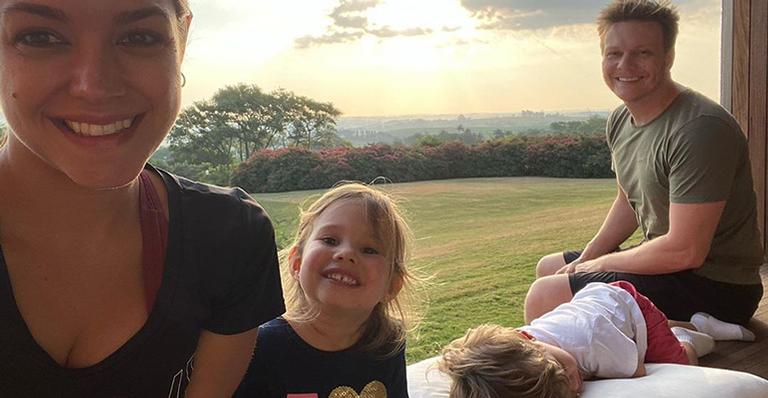 Thais Fersoza reúne a família em foto e desabafa: “Tem dias que parece que a gente vai enlouquecer”