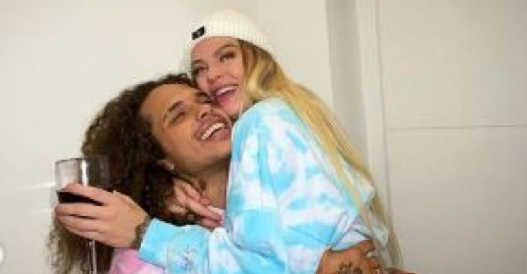Assumidos, Luísa Sonza e Vitão gravam vídeo dançando muito e divertem os fãs