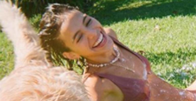 De biquíni, Bruna Marquezine aparece lambuzada de sabão e se diverte no jardim de sua mansão