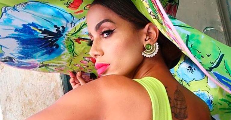 Com maiô atoladinho, Anitta anuncia data de estreia de clipe de ‘Me Gusta’ e arrasa: “É a patroa”