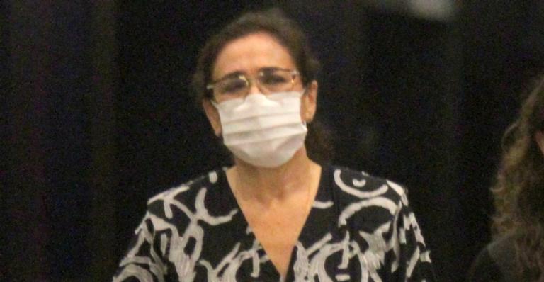 De máscara, Lília Cabral curte passeio noturno com a filha gata no Rio de Janeiro