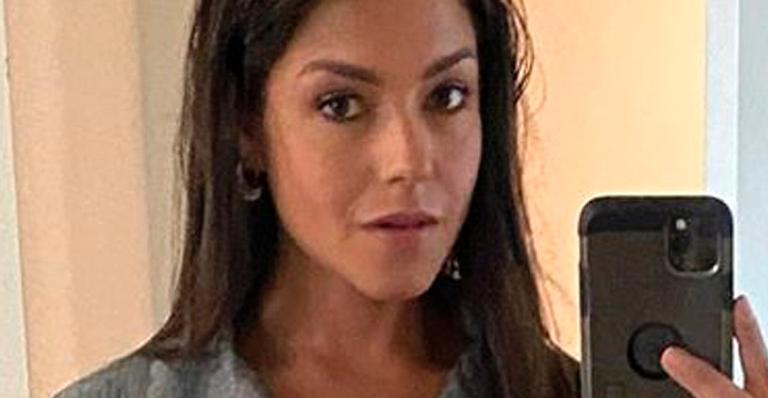 De vestido curtinho, Thais Fersoza revela visual chique e ostenta pernões: “Sextei”