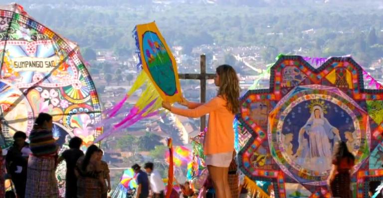Flor do Caribe: Ester participa de homenagem aos mortos após receber as ‘cinzas de Cassiano’