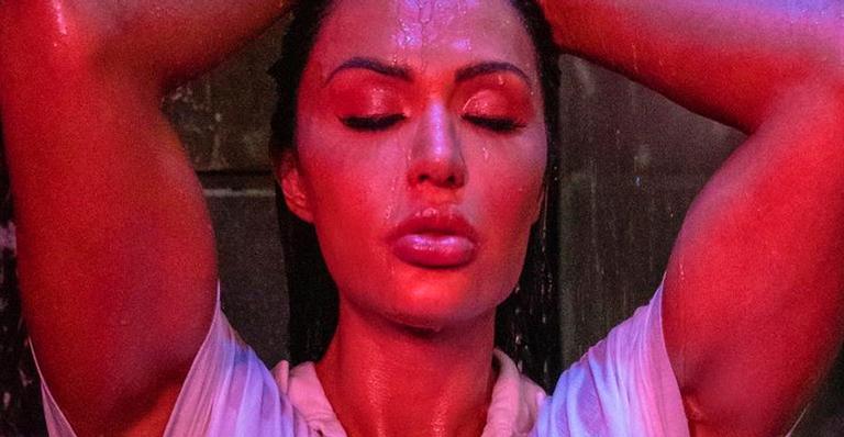Toda molhada, Gracyanne Barbosa posa com camisa branca desabotoada e mostra tudo: “Belo não se importa?”