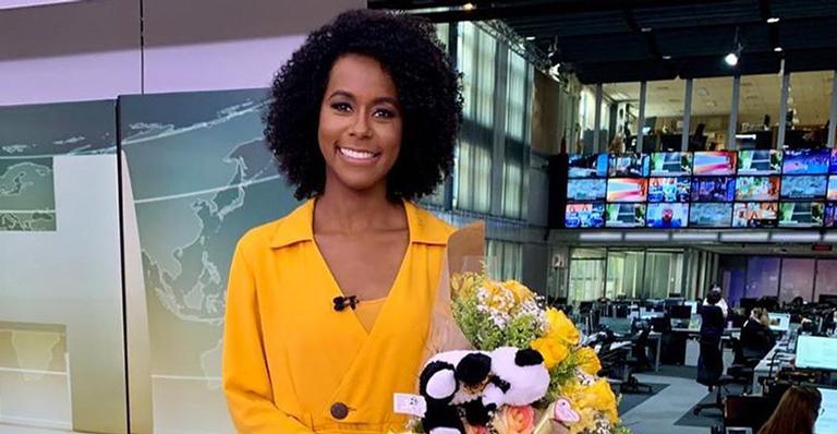 Em dia de despedida, Maju Coutinho recebe flores na Globo e agradece: “Sou supersticiosa”