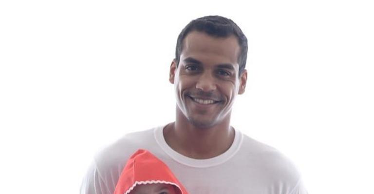 Filha de 4 meses de Marcello Melo Jr. rouba a cena ao surgir de Chapeuzinho Vermelho