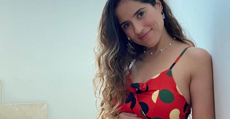 Na segunda gravidez, Camilla Camargo posa acariciando a barriguinha e se emociona: ”Nós”