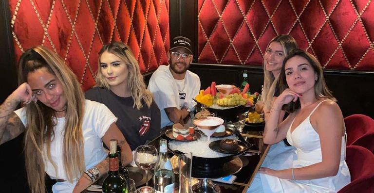 Livre da Covid-19, Neymar Jr. curte jantar em Paris na companhia da irmã