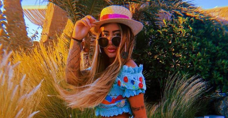 Uau! Rafaella Santos deixa barriguinha de fora em look grifado e impressiona com ótima forma