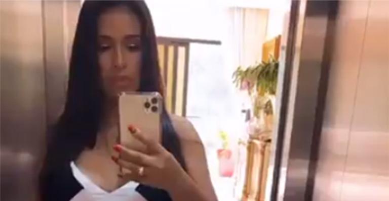 Crescendo rápido! Simone posa no elevador com vestido branco e barrigão marcado rouba a cena