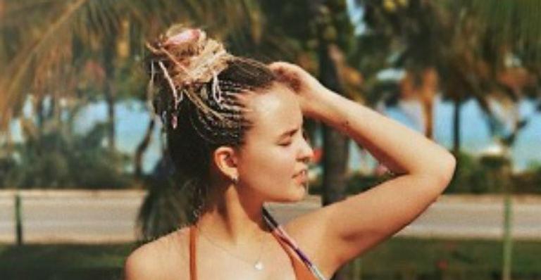 Uau! De biquíni, Larissa Manoela posa belíssima e curvas surpreendem: “Isso que é corpão”