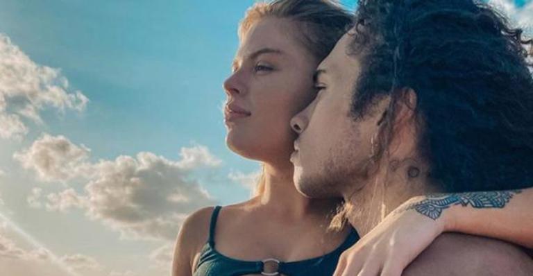 Vitão se manifesta após assumir namoro com Luísa Sonza e ironiza: ”Viva o amor”