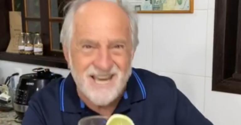 Ary Fontoura surge preparando drink em vídeo e diverte a web: “Só para maiores de 80”