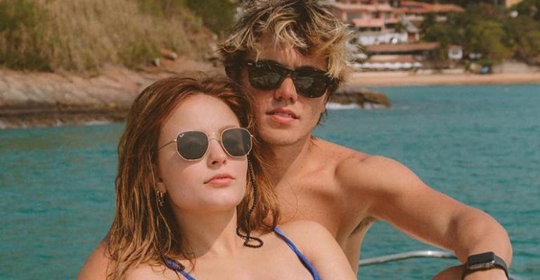 Larissa Manoela exibe curvas impressionantes e parabeniza o namorado: ”Sempre estarei aqui”