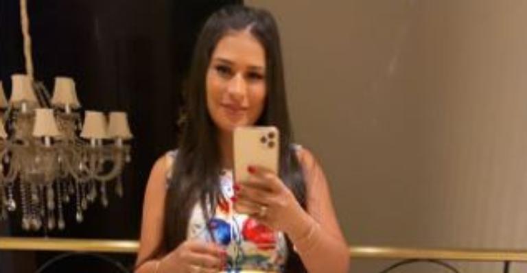 Crescendo! Simone faz selfie com vestidinho grifado e barriguinha saliente rouba a cena