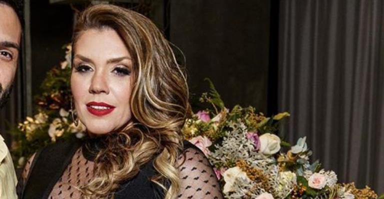 Simony ganha jantar romântico do namorado gato e celebra relacionamento: ”Meu mundo todinho”