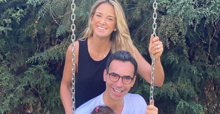 Ticiane Pinheiro e César Tralli emocionam fãs com sorrisão da filha com clique em família