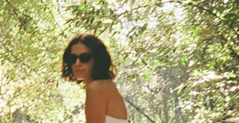 Bruna Marquezine exibe bumbum empinado em clique com maiô cavadíssimo: “Maravilhosa”