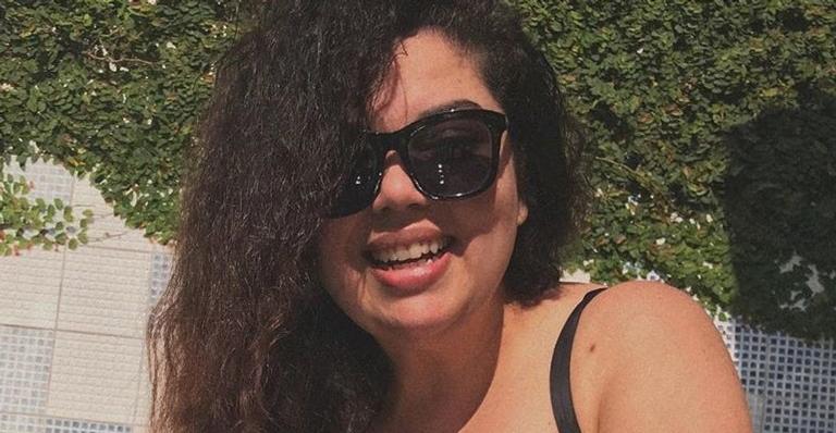 Fabiana Karla exibe corpão ao posar só de biquíni na piscina: “A mãe está on”