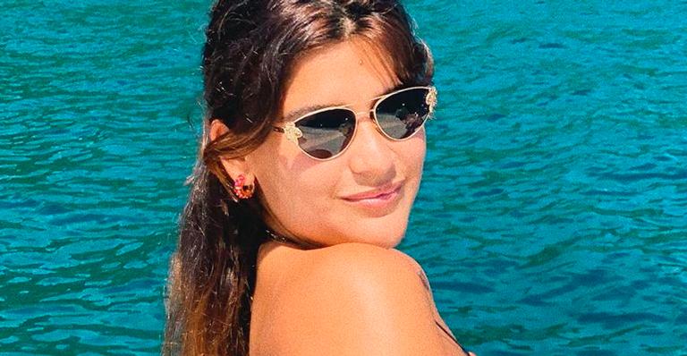 Filha de Flávia Alessandra, Giulia Costa posa de biquíni e eleva temperatura: “Corpo salgado”