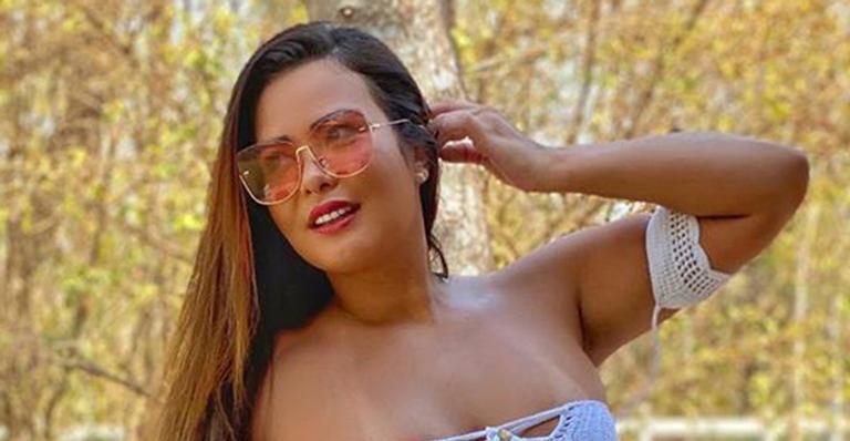 Geisy Arruda abaixa top de crochê até o limite e quase mostra demais: “Espetáculo de mulher”