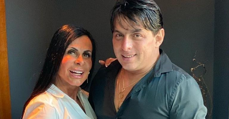 Lá vem a noiva! Gretchen distribui convides virtuais para seu 18° casamento