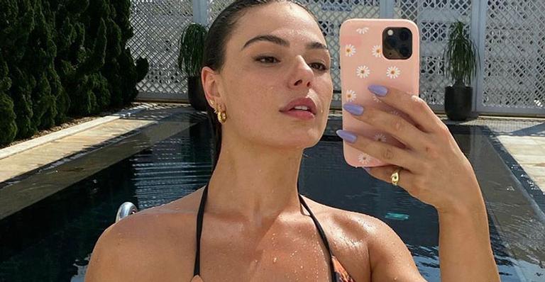 Com biquíni fininho, Isis Valverde exibe corpão em piscina luxuosa: “Felicidade pura”