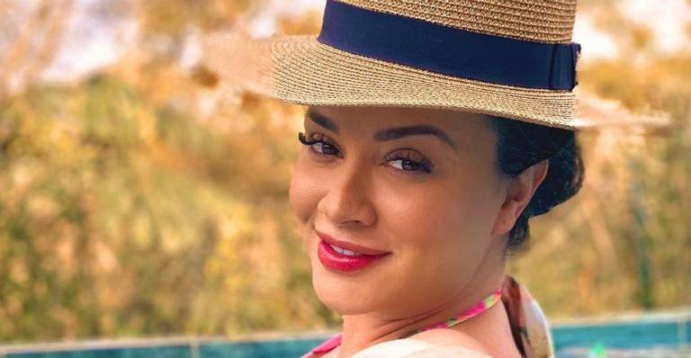 Juju Salimeni choca a web ao empinar bumbum em clique e fazer maiô cavadíssimo sumir: “Que abundância”
