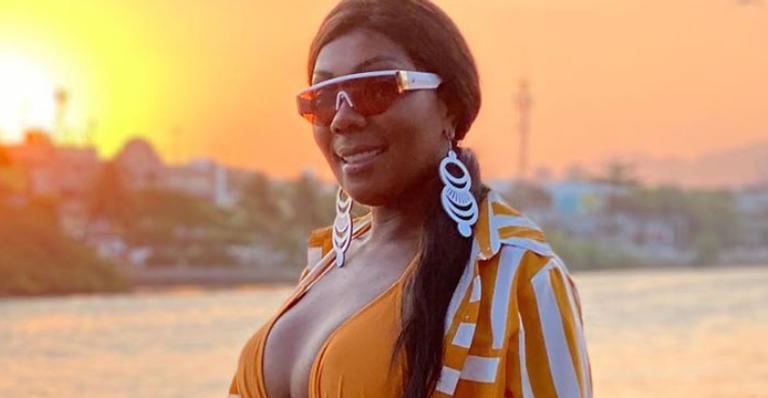 Mãe de Ludmilla deixa seguidores babando ao exibir corpão poderoso em clique de biquíni: ”Gata!”