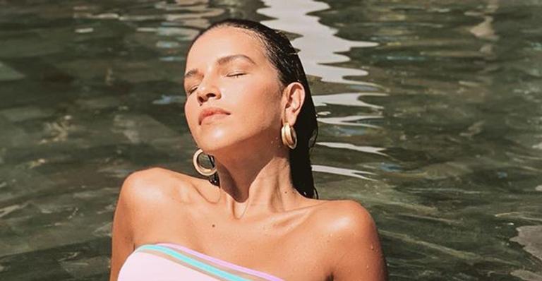 De biquíni sem alças, Mariana Rios ganha café da manhã dentro da piscina: “Como eu queria estar”