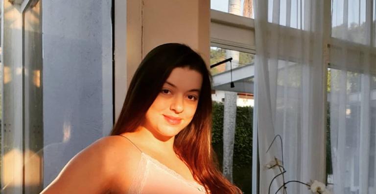 Grávida, esposa de Marcelo Adnet se impressiona ao ver crescimento da barriga: ”Boba”