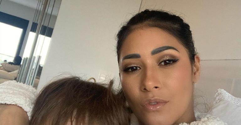 Em momento de diversão ao lado do herdeiro mais novo, Simaria se derrete: ”Meu bebezinho”