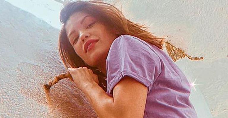 Vitória Strada deixa barriga sarada de fora ao posar de top e faz graça: “Passagem para 2021”