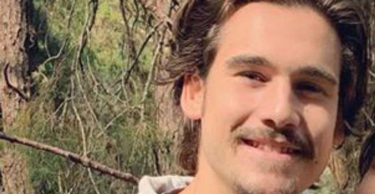 Apaixonado, Nicolas Prattes dá abração na namorada enquanto curte viagem a dois: “Coisa mais linda”